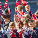 Kronprinsfamilien hilser barnetoget i Asker utenfor Skaugum. Foto: Lise Åserud, NTB